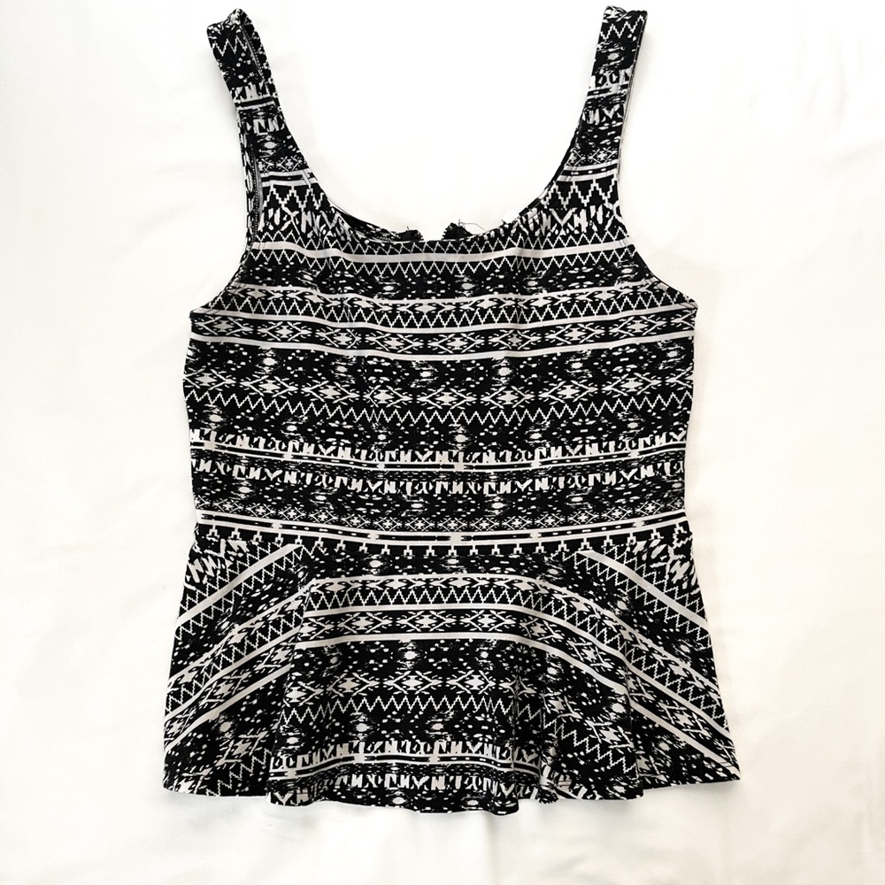 Express Monochrome Geometric Top